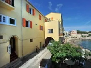 De La Santa Vittoria 2* Algajola (Corsica)